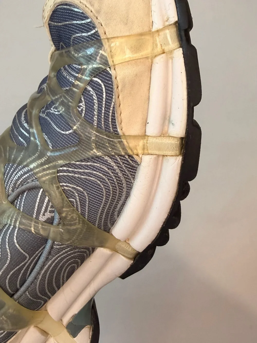 Nike Air Kukini SE Silver/Gray and cream slip on sneakers. Mens 9.5